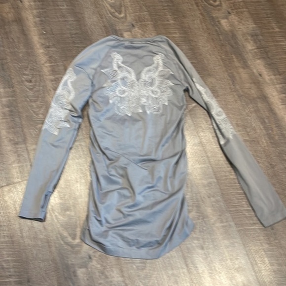 Athletic essentials, ruched, long sleeve tunic - Picture 3 of 3